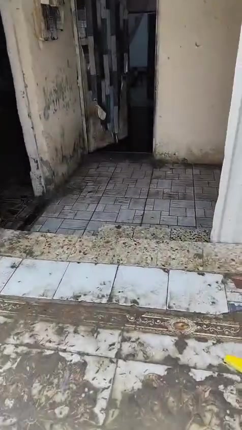 كما موضح بالفيديو السعر 11 م وبية مجال 
وهذا رقم صاحب البيت (***********)
 بيت تجاوز المساحة 200 متر البناء استقبال غرفتين نوم مطبخ ساحة صحيات خارجية وداخلية في منطقة حي الزهراء قرب بانزين خانة الحي الصناعي
