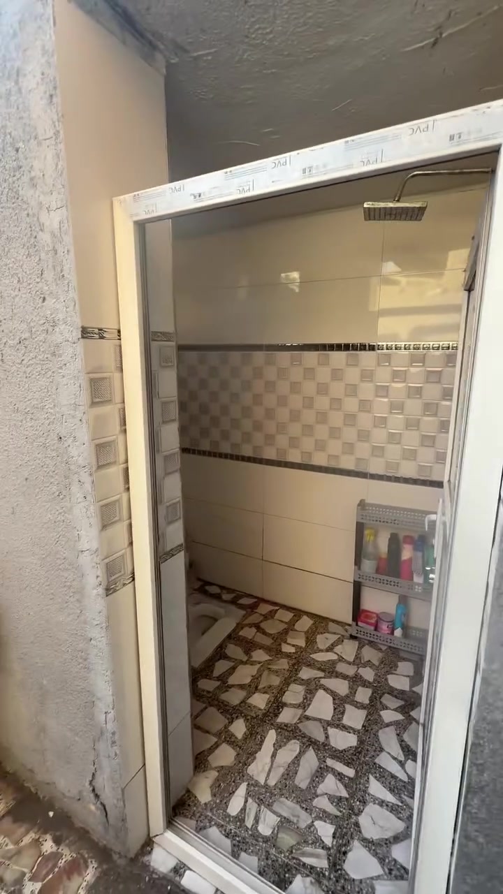 السلام عليكم نصف قطعه البيع شرك قطاع ٧٩  مقابيل كسره وعطش قريب ع الشارع العام طابق واحد والدرج حديد اماً الطابق الثاني يتكون من سطح ومخزن سندويش الاستفسار الاتصال ع الرقم ***********
