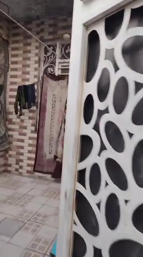 السلام عليكم دار للبيع شارع المطار القديم يم عياده البراكية البناء بلوك أساس صب سقف صب غرفه نوم وصاله ومطبخ وحممات كاشي وسيراميك كامل البيت السعر 29 بي مجال للشراي لتواصل مراسله الصفحه او الاتصال على الرقم 
***********
