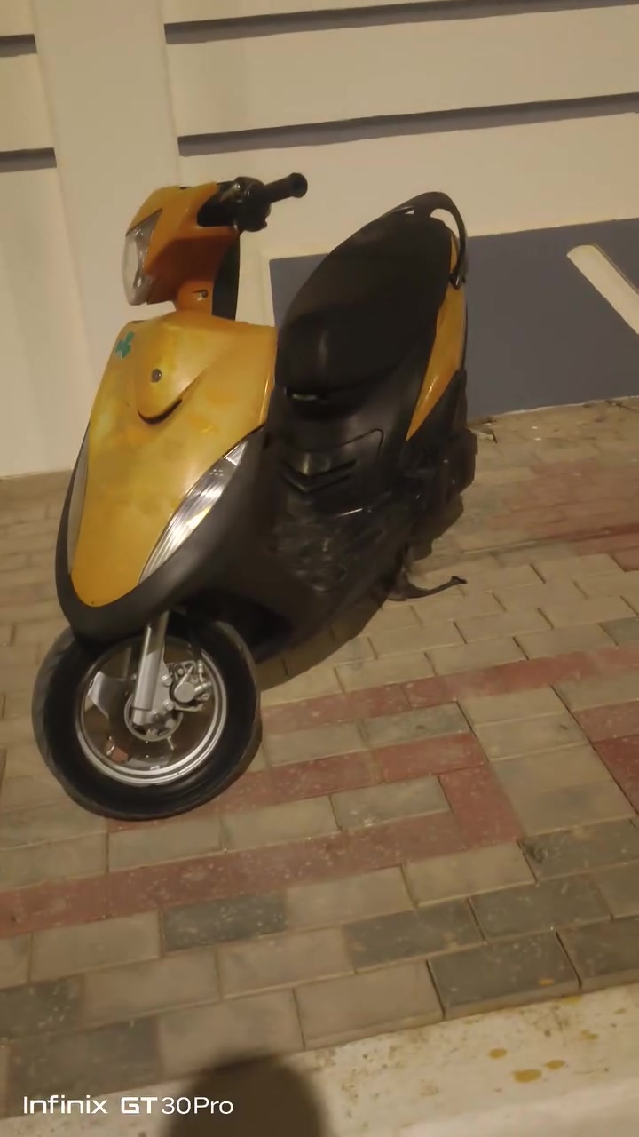 سلام عليكم 
Yamaha RS 100
موديل 2003
لون اصفر جارد 
مكينتهه مبدله ولفات فقط 
صالنصه FM 
سلف 55 
كلج امامي WGK 
كلج خلفي FCS 
وعندي احتياط خلفي WGK 
دراجه نكره سلف اب اي وقت 
سعرهه 800 وبيهه مجال 
رقم تلفوني ***********
