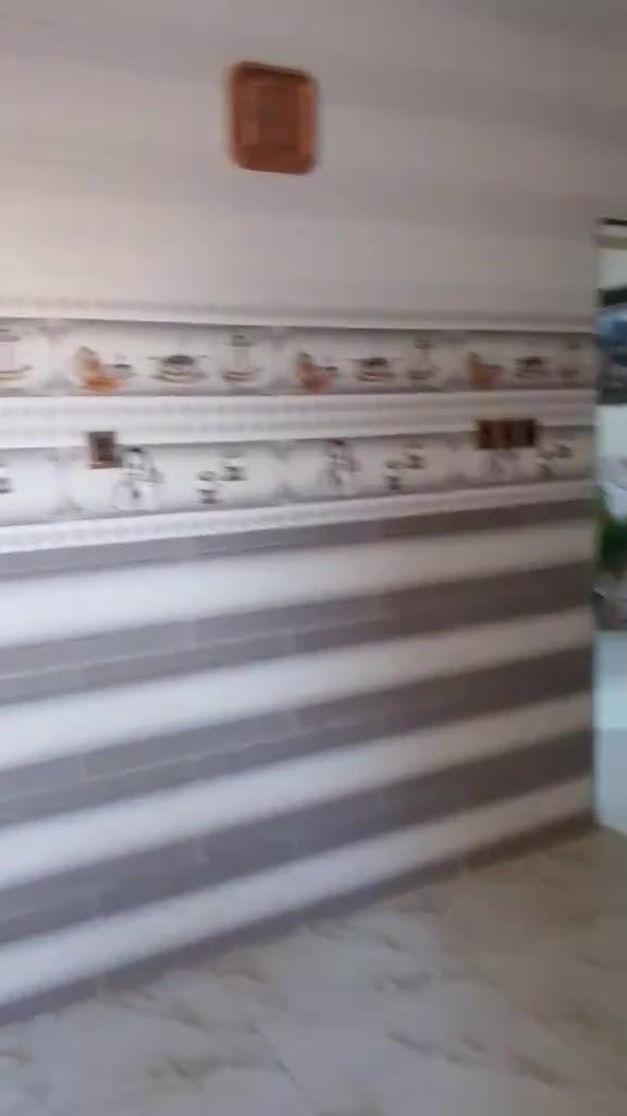 السلام عليكم البيت للبيع بحي الرحمه الثانيه شارع عشرين مساحته متر١٠٠ مربع بناء حديث طابوك جديد متكون البيت من الإستقبال وغرفه وصاله ومطبخ وصحيات و غرفه وصاله فوك 
الرقم ***********
السعر 42 وبي مجال لشراي
