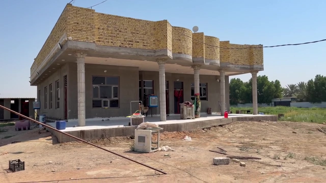 للبيع 4دونم مع بيت يتكون من ٣غرف نوم و٢صالات ومظيف ومطبخ حار وبارد وصحيات خارجيه وداخليه طابوزراعي سند ٢٥ على طريق السنيه جيهت الزوار تنزل تبليط ٣٠٠ متر عن التبليط ٦٠ متر بناء جديد صارله شهر من كمل شغل درجه أوله الها مضخه خاصه من الشط الديوانيه للستفسار تعال خاص اواتصل على الرقام ***********
***********@إشارة
