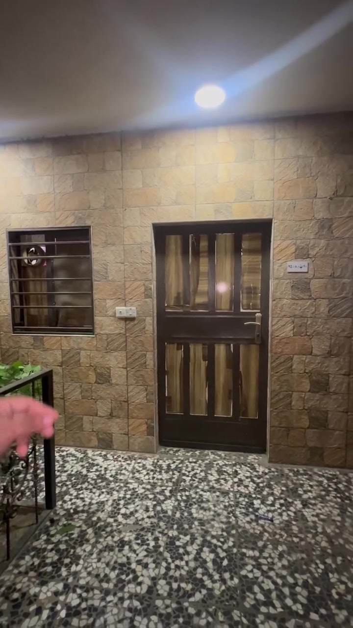 شقه للايجار طابق اول درج مريح تحتوي على غرفتين وهول ومطبخ وخدمات 2 الموقع:شارع الضباط خلف جامع العساف السعر:600
للاستفسار:***********
