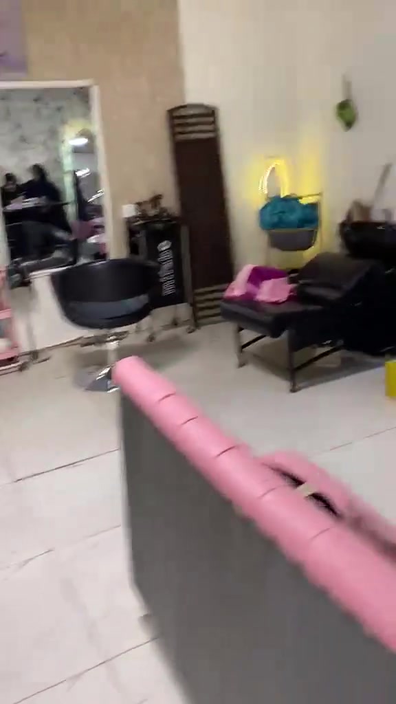 السلام عليكم صالون نسائي للبيع كامل أجهزه كامله سبلت جاهز بس عامله صالون وتفتح وهسه هوه حاليا مفتح عدم التفرغ التواصل *********** السعر مناسب جدا جدا
