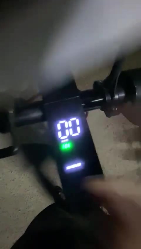 السلام عليكم سكوتر سمارت لوك لوك جديد بطاريه جديده ايون عمر اطول تنطيك 20 كيلو بلشحنه الوحده ثلاث مودات ايكو ودرايف وسبورت لايت امامي جاملغ خلفي بك لايك سرعته القصوى 30 مقعد وجنطه كشن اسفنج ملف 350 واط تايرات ربل شاحنه اصليه تايرات ربل ضد البنجر واذا يطب بي بسمار ميصير بي شي امانت الله سكوتر جدا جدا نضيف سعره خاص رقمي *********** واتساب فقط مكاني بغداد البياع
