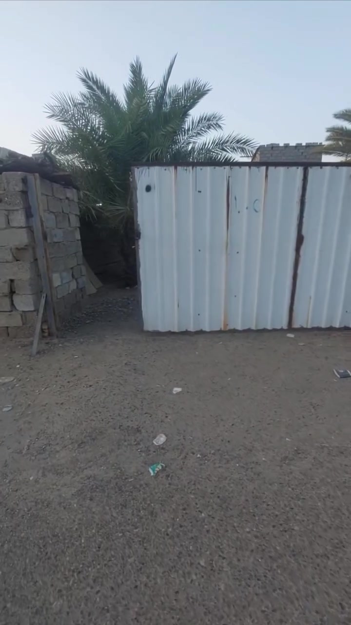 السلام عليكم 
دار زراعي  للبيع  زنجيل على شارعين 
الواجهه 13 النزال 33  المساحه الكليه 425
يحتوي على مطبخ وغرفتين وصاله وصحيات البناء بلوك  يباع واقع حال تريد تكمله تريد تفلش وتسوي بيتين على كل شارع بيت 

العنوان التاجي منطقه البطه قرب بيت حريش 

الاستفسار اكثر 
***********  واتساب 
*********** اتصال
