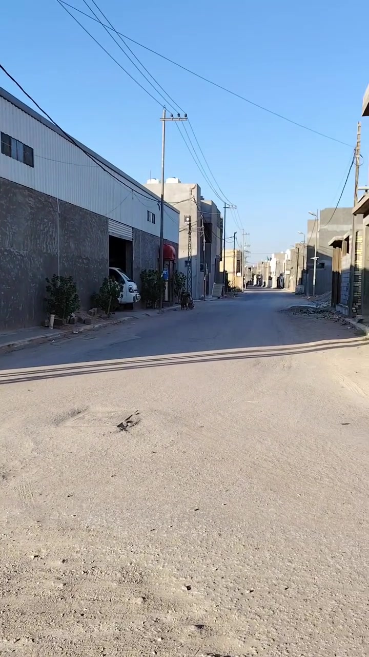 بيت ركن على 3 شوارع طابقين مساحه 200متر ، للبيع يحتوي على غرف 5
غرفه بالطابق الاول و4 غرف بالطابق الثاني ومطبخ وأستقبال وصالة وحمام داخل البيت وحمام بره بالطرمه وحمام بالطابق الثاني ومنور خارجي يحتوي على طرمه مساحه كبيره وبي 3 محلات بس مو كاملات الواجهيه 12 والنزال 16
العنوان : حي الحوراء على طريق بغداد مقابيل عامود 37
للأستفسار 
***********
***********
