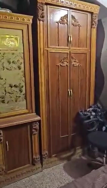 غرفة نوم صاج عراقي فاخرة (ثقيلة وجديدة)
تفاصيل الغرفة:
​الخامة: صاج عراقي طبيعي ثقيل (خشب جام/زأن متين) مقاوم للرطوبة والحرارة.
​التصميم: كلاسيكي فخم بحجم ضخم وهيكل قوي ومثالي للمساحات الكبيرة.
​المحتويات:
​سرير ضخم مع رأسية (دوشمة) خشبية مشغولة بحرفية.
​كمدينو (عدد 2).
​خزانة ملابس (كُنتور ٦ ابواب) واسعة بفتحات متعددة ورفوف ثقيلة.
​منضدة تزيين (تواليت) مع مرآة واسعة  ومكتبه وأدراج متعددة.
​شفاطة/ميز إضافي للتخزين.
​الحالة: ممتازة جداً بحالة الجديد (استخدام حشيم وبدون أي عيوب).
المكان: [بغداد الدوره ]
السعر: [مليونين وميتين] عراقي (قابل للتفاوض البسيط للجادين).
​للتواصل والحرص على المعاينة:
يرجى الاتصال أو المراسلة عبر الواتساب على الرقم:  ***********
