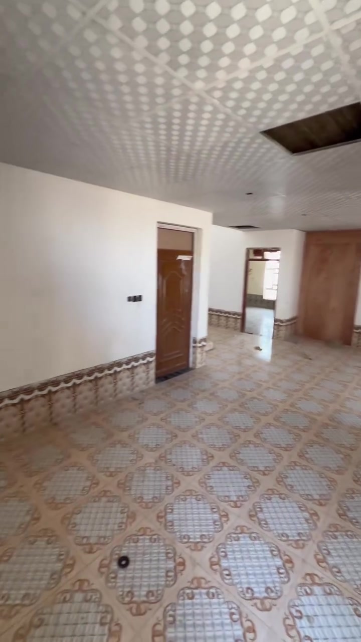 بيت للايجار الخمسه كيلو
قرب مجمع عمر الراوي السايدين 
طابق ثاني 
300

***********
