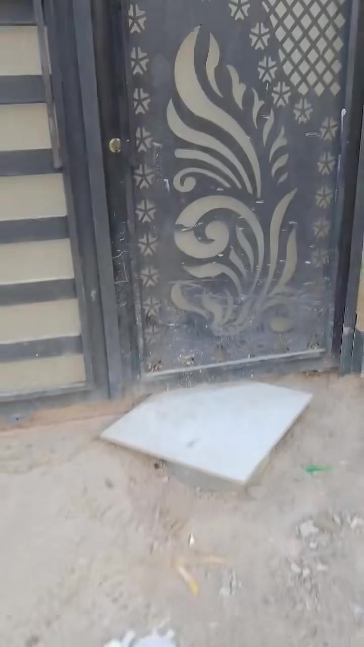 سلام عليكم للبيع بيت120متر واجهه 5اله يحتوي على 3غرف نوم 4حمامات واستقبال الضيوف كبيره وحولي كبير ومدخلين وكراج سياره جبير واجهه مرمر نقص ارضيه بيه موقع البيت حي الحسين يم الخدمي المطار رابع فرع قرب جسر العامريه ***********
