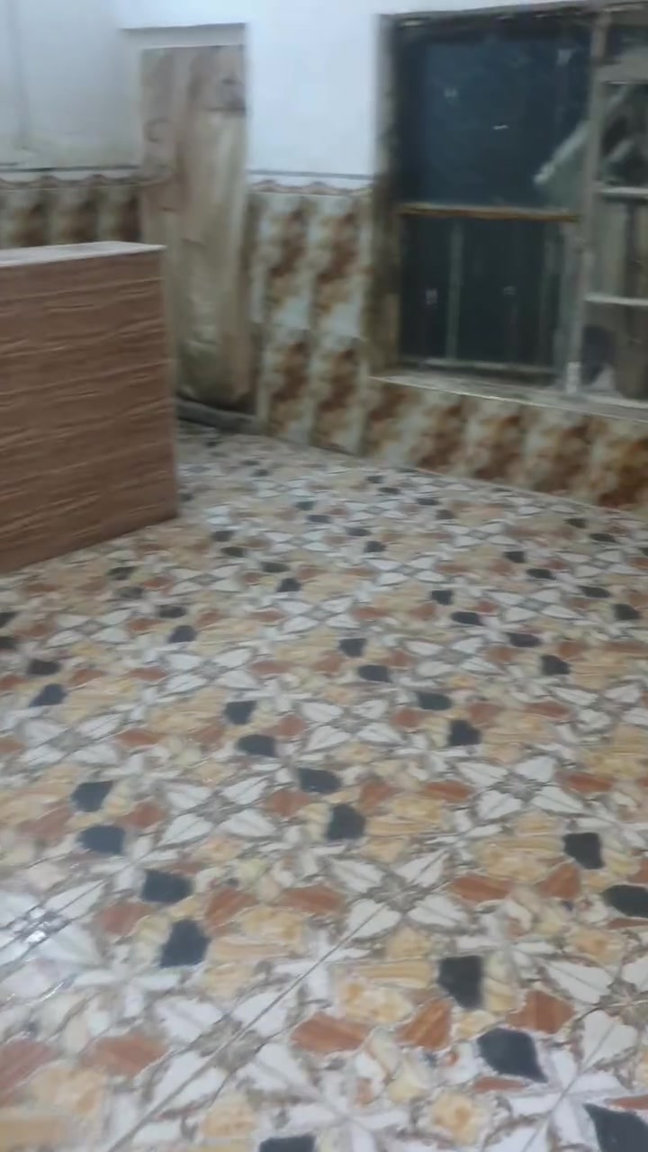 السلام عليكم  البيت 90 متر بيت ارضي يحتوي على ستقبال وهول ومطبخ وصحيات وبطابق ثاني بيتونة وقرفة نوم  المكان كفاءات بنهاية هذا رقمي ***********
