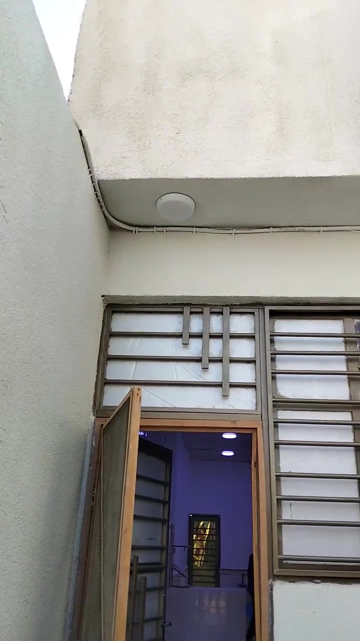 🏠 عرض عقاري مميز | بيت للبيع بناء حديث 🏠
​✨ بيت للبيع بالتفاصيل التالية:
​📍 الموقع: البصرة - أبو الخصيب (قرب الإطفاء / شارع الشيخ ابراهيم)
• موقع ممتاز جداً: قريب من الإطفاء، قريب من شارع الشيخ ابراهيم، ومقابل حسينية الحلاف.
🚗 الشارع: يقع على شارع عريض عرض 15 متر.
​📐 المساحة: 120 متر مربع.
📜 الملكية: طابو زراعي (أراضي أصولية ومضمونة).
​🔨 المواصفات والبناء:
• بناء حديث وشغل درجة أولى من الدرجة الأولى.
• ديوانية واسعة لاستقبال الضيوف.
• صالة واسعة ومريحة.
• مطبخ مفتوح نظام حديث على الصالة.
• غرفة نوم مرتبة.
• حمامات: داخلية وخارجية.
• منور: داير ما داير البيت للتهوية وإضاءة ممتازة.
​💰 السعر: 67 مليون دينار عراقي (قابل للتفاوض بشكل بسيط).
​📞 للاستفسار والتواصل:
يرجى الاتصال على الرقم: [***********]
أو المراسلة عبر الواتساب.
