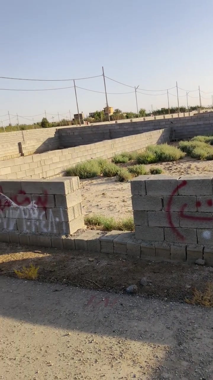 السلام عليكم قطعه في حي البتول شارع الثاني فرع اول 200متر واجه عشره نزال عشرين السعر 17 وبيها مجال شراي الاتصال ***********
