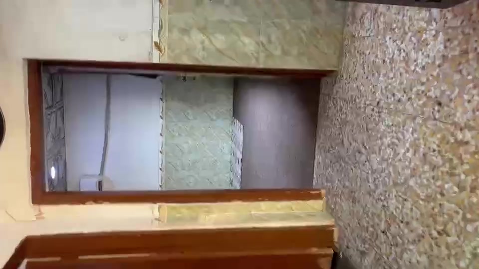 سلام عليكم 
بيت مساحة 200 م بناء قديم بحي العسكري قطاع 16 قريب على مدرسة الناصره 
***********
