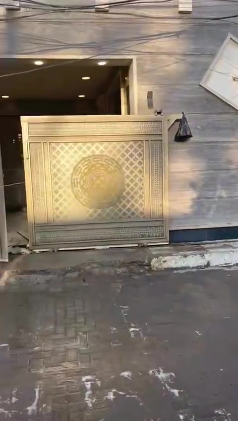 السلام عليكم
مشتمل المساحه ١٠٠م شفة للإيجار طابق أرضي مربع ال٤٠٠

قريبة على الشارع التجاري. 

متكونة من غرفتين نوم +حمام عدد 2+صالة ومطبخ مشترك نظام أمريكي مزودة بكاميرات منظومة مياه معزول خط سحب المولد واجهه مرمر ونظيفة جدا 

جاهزة للسكن. 

الشقة تصلح إلسكن عائلة صغير او موظفين

والسكن عائلة صغيرة.  

للاستفسار. 

***********

"***********
