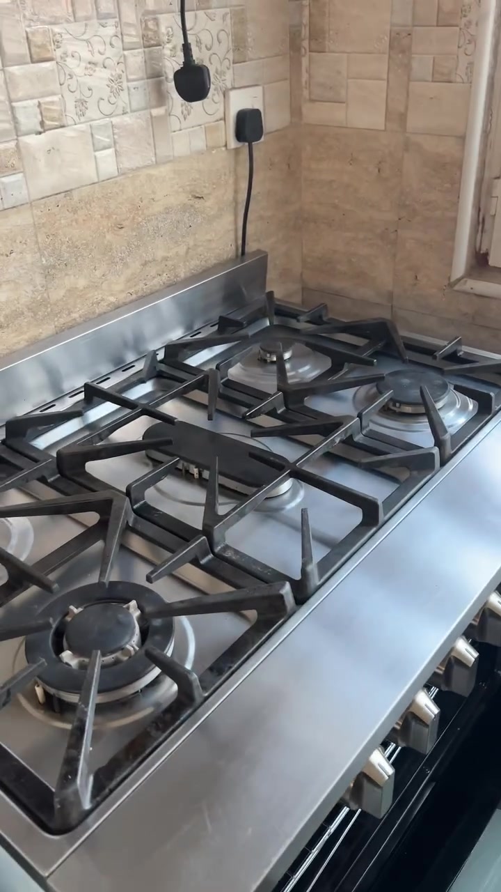 طباخ اربي الايطالي الاصلي 
ساحبه نوعيتها الاصليه ار بي لوكس البركه 
ملاحضه الطباخ والساحبه استخدام شهر بس 
كابسه صاج مال مطاعم النوعيه الاصليه 
غساله اوتماتيكيه بلسن 18كيلو تغسل بطانيات 
ميز بلازمه تركي خشب بلوك ثنين ميكدرون يشيلو من كد ما ثكيل 
الشعب السريدات الشراي يدخل خاص 
***********واتساب
