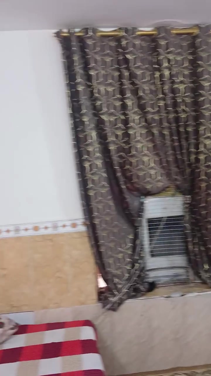 السلام عليكم
الدار للبيع 
المساحه / ٢٥٠ م 
الواجه / ١٠ م  
النزال / ٢٥ م 
الموقع حي السفير 
قرب سكله قاسم الكناني 
الاستفسار  هاتف  ***********
