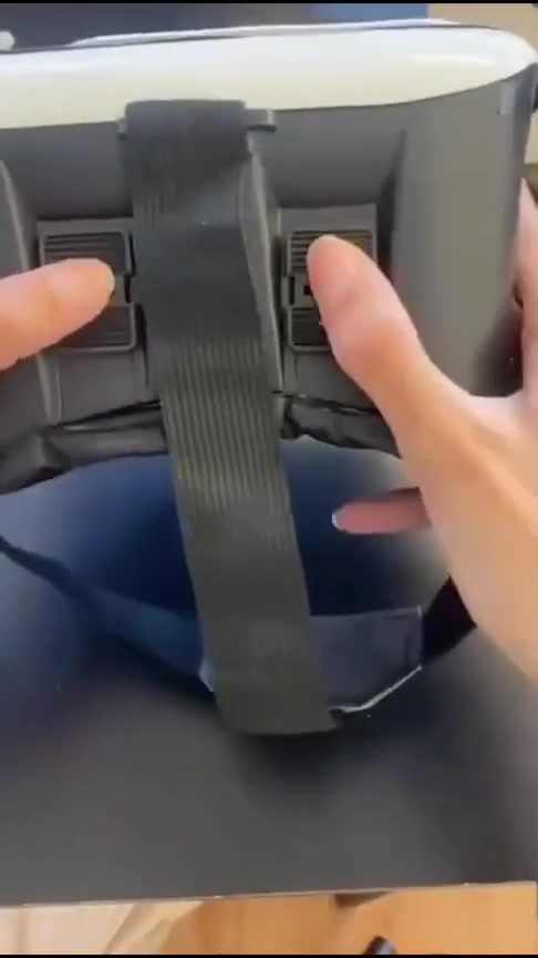 نظارة الواقع الافتراضي VR BOX للهواتف الذكية

• استمتع بمشاهدة محتوى الواقع الافتراضي 3D من هاتفك بطريقة ممتعة وعملية

• تدعم تشغيل تطبيقات وأفلام VR عبر الهاتف الذكي

• إمكانية تعديل مسافة العدسات (Eye-distance adjustment)

• إمكانية تعديل بؤرة النظر (Pupil adjustment)

• مزودة بفتحة جانبية لتوصيل السماعات أو كابل USB

• تحتوي على قاعدة تثبيت للهاتف داخل النظارة

• تصميم قابل للتثبيت على الرأس مع أحزمة مرنة للاستخدام المريح

• اسم المنتج: VR BOX
• النوع: Virtual Reality Glasses
• الاستخدام: مشاهدة محتوى VR و 3D عبر الهاتف
• يدعم: تطبيقات VR
• التحكم: تعديل العدسات والمسافة البؤرية
• التوصيل: منفذ جانبي للسماعات أو USB