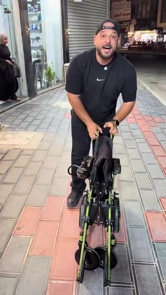 عربة كهربائية للمسنين وذوي الاحتياجات الخاصة ♿️

الراحة، الأمان، وسهولة التنقل كلها بعربة وحدة.

✅ تتحمل وزن لغاية 120 كغم.
✅ دبل بطارية ليثيوم لعمر تشغيل أطول.
✅ مسموح تصعد بالطائرة بفضل بطاريات الليثيوم القابلة للفصل (وفق شروط شركة الطيران).
✅ تصميم خفيف الوزن وسهل الطي والنقل.
✅ قيادة سهلة بعصا تحكم (Joystick) وحركة مرنة.
✅ سعر منافس ومناسب.

📲 للحجز أو الاستفسار: راسلونا على واتساب.

📍 العنوان:الكاظميه ، باب الدروزة، ساحة قريش، مجاور الإطفاء.

وفر الراحة لنفسك أو لأحبابك… الجودة، الخفة، والسعر المناسب كلها بهالعربة. 💚 وتساب الحجز  ***********
