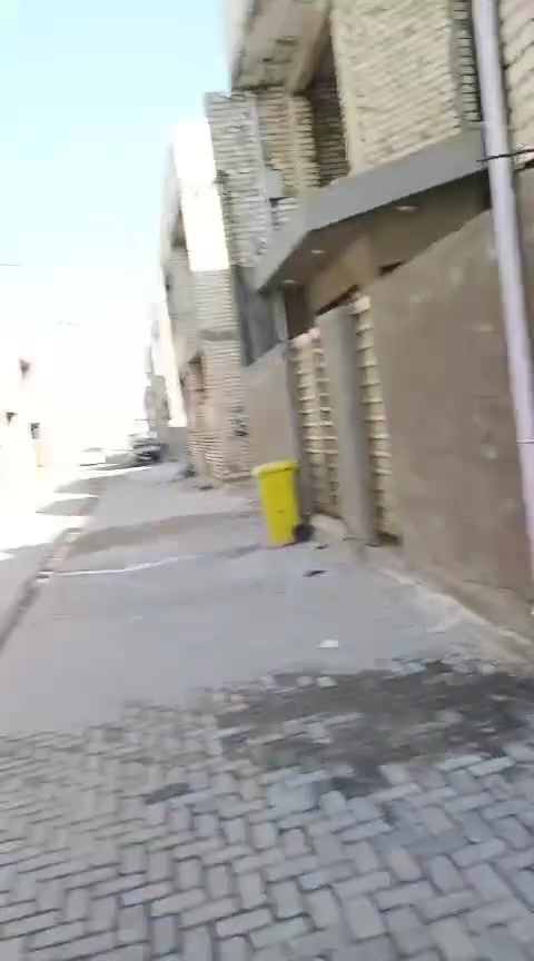 بيت للبيع ١٠٠ متر زراعي ٢٥ بناء طابوق
طرمه 
صاله 
مطبخ حار 
مطبخ بارد 
حمامات ٢ 
تواليت 
غرفتين نوم 
جميع الخدمات متوفره 

ماء .كهرباء . تبليط .. انترنيت 
الشرطه الخامسه قرب جامع جميلي ***********
