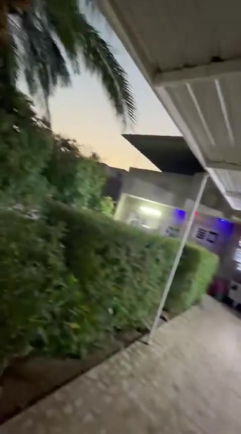 السلام عليكم بيت للبيع ابوغريب /دور الحمر /نوع العقار طابو ملك صرف /المساحه 375/
صاله عدد /2
غرف نوم عدد ،/5
مطبخ عدد /2/
حمامات عدد/5/
مخزن عدد /2/
طابق ثاني غرفه +صحيات مشتركه 
تغليف سطح بسقيفه كامل بيت 
الاتصال  برقم بي واتساب*********** 
تفاصيل اكثر بالفيديو

