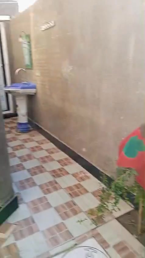 🏠 منزل للبيع في السديناوية (بناء حديث بمواصفات ممتازة)
للباحثين عن السكن المريح أو الاستثمار الذكي، منزل طابقين بناء حديث بتصميم راقٍ ومساحة واسعة معروض للبيع من المالك مباشرة.

✨ أبرز ميزة: يحتوي المنزل على درج خارجي للطابق الثاني، مما يتيح لك إمكانية فصل الطابق الأول عن الثاني بالكامل ليصبح عبارة عن بيتين مستقلين تماماً (مناسب جداً للسكن العائلي المشترك أو تأجير أحد الطوابق).

 📍 الموقع: السديناوية - حي الرحمن (نهاية شارع السايدين).

 📐 المساحة: 225 متر مربع. (زراعي)

 🛣️ الشارع والخدمات: يقع المنزل على شارع عريض 10 متر، والمنطقة مخدومة بالكامل (تبليط، أرصفة، مجاري ثقيلة وخفيفة، وخط الكيبل الضوئي واصل لراس الفرع).

 🛏️ عدد الغرف الإجمالي: 6 غرف نوم (منها 3 غرف بنظام سويت).

📐 تفاصيل تقسيم الطوابق:

 الطابق الأول:

 غرفتين نوم ،(واحده بنظام سويت).

 صالة كبيرة + استقبال واسع.

 مطبخ متكامل.

 كراج للسيارة.

 صحيات داخلية وخارجية.

 مناور عدد (2) لتهوية وإضاءة ممتازة.

 الطابق الثاني:

 4 غرف نوم (2 منها بنظام سويت مع حمام خاص).

 صالة مريحة.

 صحيات مشتركة.

 السطح والخدمات الإضافية:

 السطح مكسو بالكامل بـ الشتايكر مع عازل حراري ممتاز.

 البيت يحتوي على برج إنترنت راكب مع عدد من المشتركين

للتواصل واتساب ( ***********)

