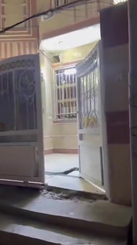 ت

دار للبيع بموقع مميز في البلديات، شارع المصرف، فرع أسواق فراولة 📍

🔹 تفاصيل الدار:

* 3 غرف نوم، قياس كل غرفة 5×4
* غرفة كبيرة قياس 8×4
* استقبال قياس 8×4
* صالة مشتركة مع المطبخ قياس 7×4
* بلكونتين
* ترك
* 3 حمامات
* نوع الملك: طابو

📞 للاستفسار والتواصل:
***********

📍 العنوان: البلديات – شارع المصرف – فرع أسواق فراولة

فرصة مناسبة للسكن والاستثمار،
