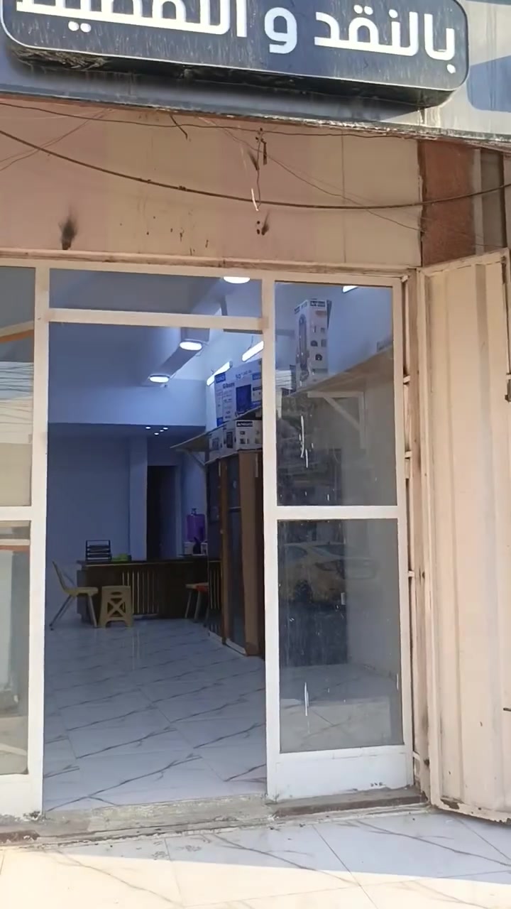السلام عليكم 
للايجار محل تجاري كبير مساحه 70متر مربع مع الخدمات 
الشعب نهايه شارع الصحه الزراعي شارع عشرين حي الكوثر
علما ان المحل على شارع تجاري 20 متر السعر 250 الف
*********** مكتب الصادق
