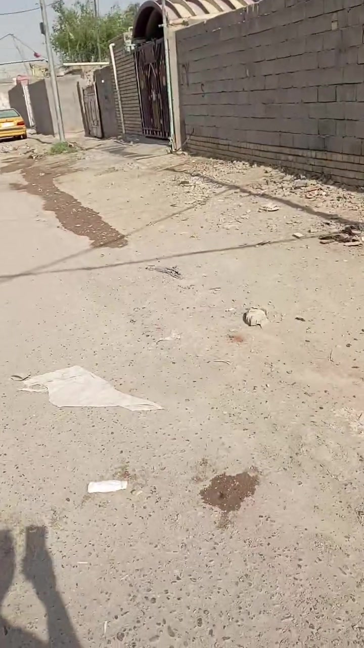 بيت للبيع في النهروان - مساحة 100 متر 
 (الواجهة 5 متر × النزال 20 متر).
 * الصقف: صب كونكريت.
 * الأرضية: كاشي.
 * تفاصيل البيت والتقسيم:
   * غرفة نوم
   * صالة
   * استقبال
   * مطبخ
   * منور
 * الموقع والعنوان: النهروان - مقابل النازحين (خلف ماركت طيبة) - قريب جداً على الشارع.
للإستفسار والتواصل (اتصال أو واتساب):
***********
