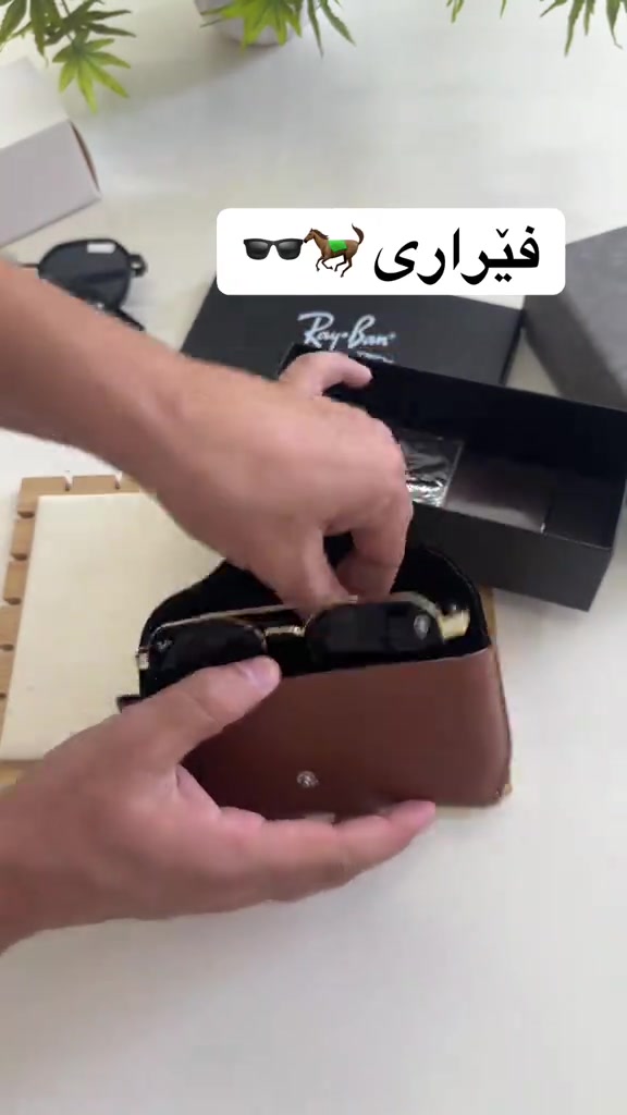 

نص مكتوب في الصور:
- فيرارى
