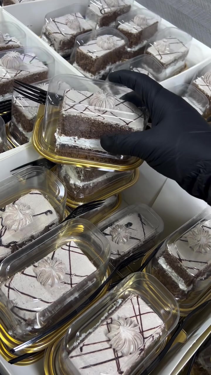 � قطع كيك فاخرة… الطعم يحچي عن نفسه! 🎂

إذا تدور على كيك يرضي الذوق ويشرّف بالمناسبات 👌
نوفر لكم قطع كيك لذيذة وطازجة بطعم يشهد له كل الزبائن ❤️

💰 السعر:
👉 100 قطعة كيك فقط 90  ألف دينار

📍 الموقع: بغداد
🚚 التوصيل: داخل بغداد فقط
📦 التوصيل يكون حسب المنطقة

📞 للطلب والاستفسار:
***********

✨ الطعم؟
تجارب الزبائن أكبر برهان… جرّب واحكم بنفسك 😋
