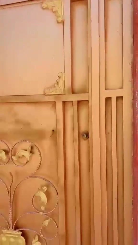 منزل للبيع في (الزعفرانية / شارع الجواهري)
قرب سكلة ابراهيم
المساحة: (100 متر )
 الواجهة والتفاصيل:
 الواجهة: (5 متر) / النزال: (20 متر)
 نوع العقار: (زراعي صرف )
 التفاصيل الداخلية:
 عدد الطوابق: (طابق ونصف)
 الطابق الاول(مرافق صحية + طرمة+ استقبال ضيوف + مطبخ + حمام + ترك + غرفة نوم)
  الطابق الثاني ( غرفة نوم + حمام + صالة +سطح)
 الموقع والخدمات:
 قَرِيب من (الشارع العام + اسواق +افران+ سكلة)
 الشارع: مبلط وعريض 
 الخدمات متوفرة بالكامل: [ماء، كهرباء، مجاري، إنترنت، تبليط كامل].
 السعر: (70 مليون)
 (قابل للتفاوض البسيط للجادين السعر مع بعض الاثاث) 
اللتواصل والاستفسار:
 رقم الهاتف / واتساب: ***********
 الملاحظات: المعاينة متوفرة بموعد مسبق.
