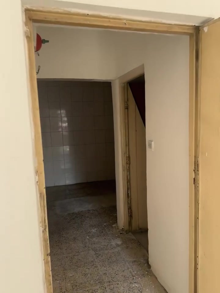 سلام عليكم بيت للايجار 
مساحة ١٨٠
الطابق الاول غرفة ضيوف وصاله وحمام ومطبخ 
الطابق الثاني غرفتين 
وحديقة
ايجار ٦٥٠
للتواصل //***********
