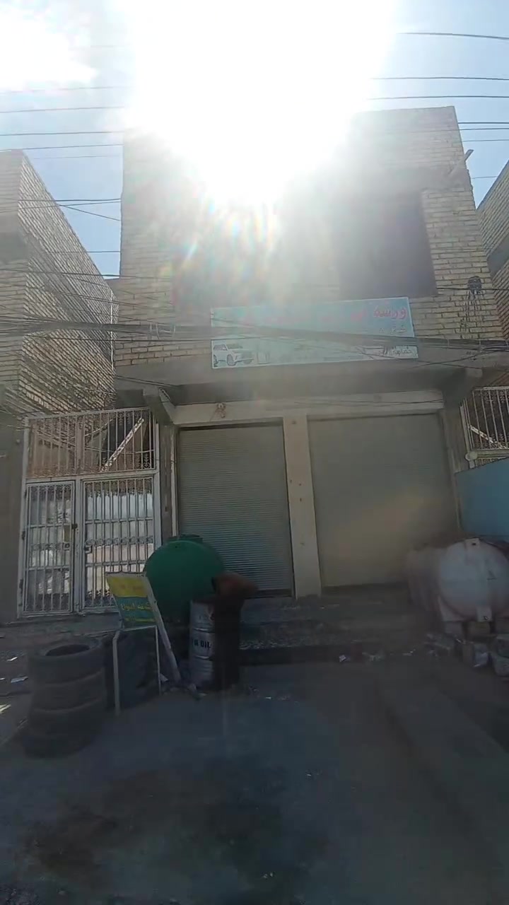 دار للبيع المساحه 200 متر حي العسكري موقع مميز مقابل شارع الصب بناء جديد صب كونكريت يحتوى الطابق الاول غرفه وصاله واستقبال ومطبخ وصحيات ومكشوفه والطابق الثاني شقق عدد 2 ثنين مساحة الشقه الواحده 100 متر + محلات عدد 2  السعر 270 مليون مع المجال علماً الشقق مع المحلات مؤجرات بوارد شهري للاستفسار *********** مكتب الأمير للوساطة العقارية
