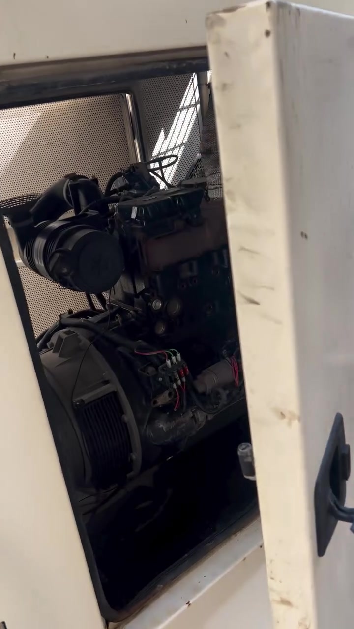 بيركنيز انكليزي 33kv كاتم اصلي استعمال منزلي  ومامتعوبه مكاني البصرة رقم *********** سعر 40 ورقه
