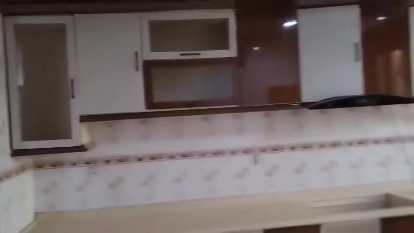 بيت للبيع مسحه ٢٤٠ كثلاث طوابق  سعره كلش مناسب.  ٤ شدات وبيها مجال ***********
