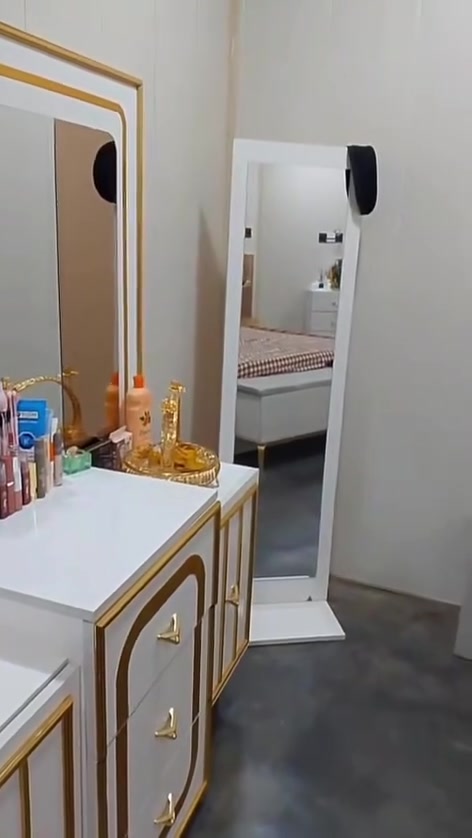 الـسلام عليكم ..
غرفة نوم جديدة صارلها شهر فقط من شديتها
كاملة من كلشي سعرها ' مليون ونص ' وبيها مجال

للأتصال .. ***********
