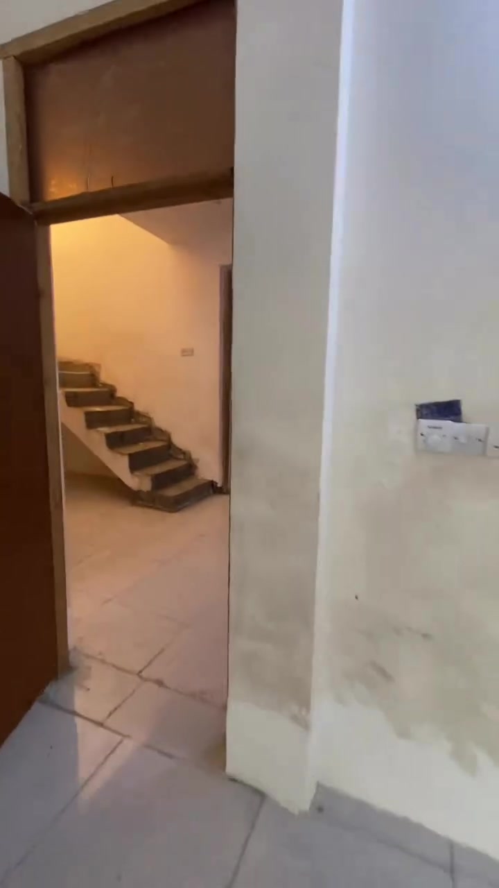 السلام عليكم
للايجار طابق اول شارع نسائم النخيل السعر ٣٠٠ يحتوي  على صاله مطبخ غرفتين نوم خدمات للستفسار ***********
