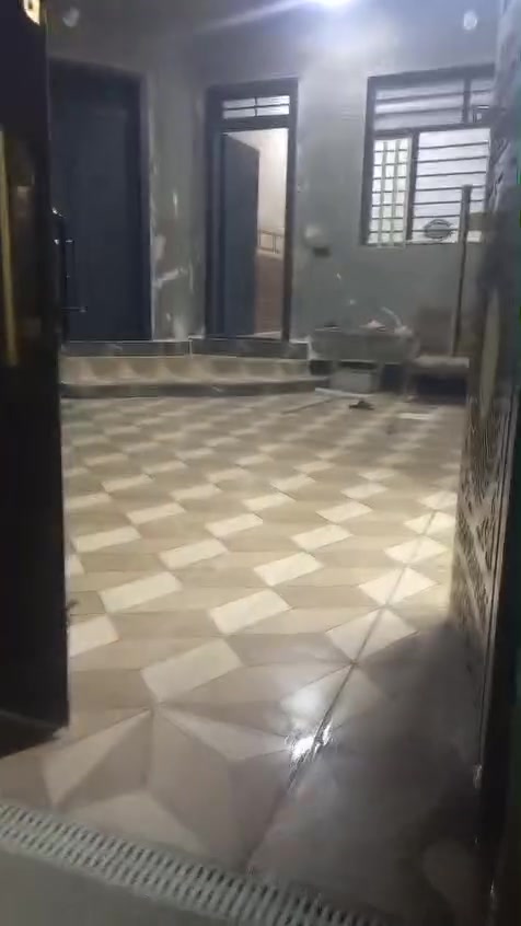 السلام عليكم ورحمة الله وبركاته اخون عندي بيت للبيع او مراوس المساحه ٢٥٠متر حديث طابق واحد بهرز جرف الملح قرب جامع الفتاح خدمات كامله تبليط اناره مجاري يتكون من غرفتين نوم كبار واستقبال كبيره وصاله كبيره ومطبخ كبير وحمام وصحيات وبيتونه كبيره كراج سياره وحديقه مع كاونتر مرمر للاتصال ***********علاء عوينتي @إشارة
