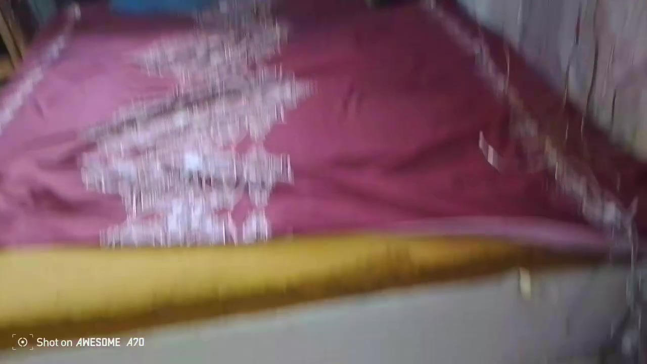 غراض للبيع شلع عنواني حي اور

نص مكتوب في الصور:
- Shot on AWESOME A70
