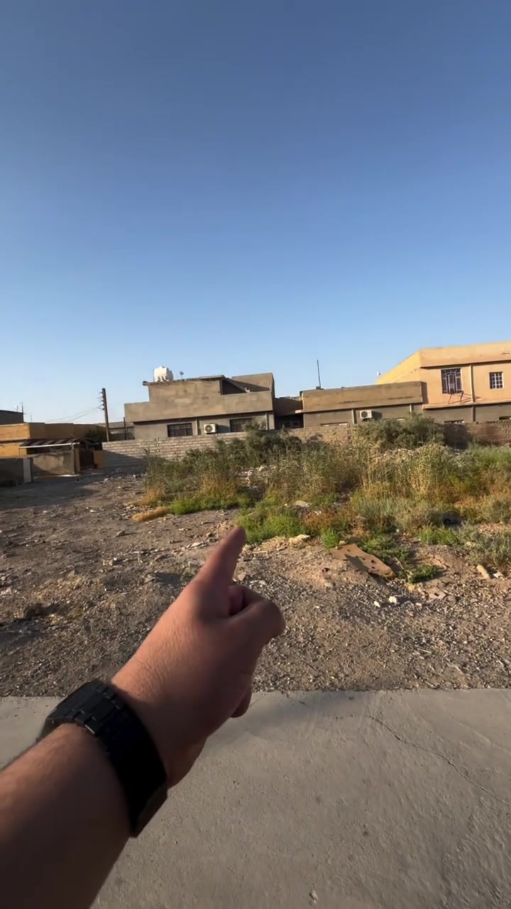 قطعة أرض تقع في نص الناحية (سنتر الناحية)، بموقع كلش مميز وراقي ورهيب، صالحة للسكن بنسبة 100% أو للاستثمار في المستقبل.
المواصفات والخدمات:
 مساحة القطعة: 300 متر مربع.
 صنف العقار: طابو ملك صرف (سند مستقل، تحويل مباشر).
 جميع الخدمات والبنية التحتية متاحة وموجودة بالكامل؛ تتضمن ماء أسالة، كهرباء، خط مولد، وشوارع مبلطة بالكامل، بالإضافة إلى توفر مدارس وجوامع وكل شي متوفر بيها.
العنوان وشروط البيع:
 العنوان: ديالى - ناحية كنعان - الحي العسكري.
 ملاحظة: العقار غير قابل للمراوس وما يبيع بالأقساط.
للتفاصيل أكثر والاستفسار:
 الاتصال على الأرقام الموجودة: *********** - ***********
 أو زيارة موقع مكتب علي هادي للعقارات: ديالى - ناحية كنعان - الشارع العام (مقابل كراج كنعان).
 وأهلاً وسهلاً بيكم.
