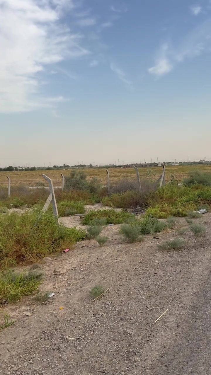 دونمين للبيع عبور الجسر الفرنسي 
 
طريق الخنساء مباشر على التبليط 

يوجد بيها ماء سكي وكهرباء 
***********
