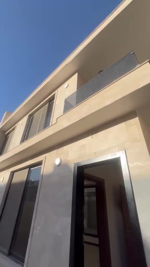 السلام عليكم وحياكم الله عروض مكتب عمار  💢  

دار بناء درجة اولى للبيع في منطقة حي  الحسين مجمع دانوب 

مساحة : 200 متر واجهة : 12 ونص متر  
المحتويات : مدخلين صالة ومطبخ وهول حولي وغرف نوم عدد ٤ ماستر وخدمات صحية وكراج ومنور 

⭕️ويحتوي على منظومه كامرات وسبالت 

السعر :  ١٧٥٠
مجهز بل سبالت 

للأستفسار 
مراسلة الصفحة او الاتصال على الرقم 
***********☎️

#عقارات #اكسبلور #مساحة #بغداد #عقارات_بغداد رات_بغداد
