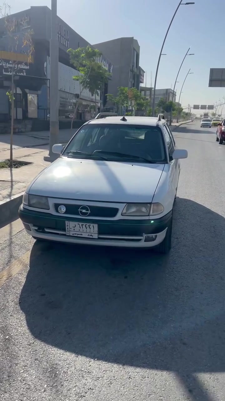 استرا حجم 16 نوزل توماتيك موديل 1994 
محرك لا صرف ولا نفخ كير جديد 
بدون ضرر وبدون صبغ فقط دائر واحد ودوسات 
كهربائيات كلها شغاله من الدعامية للدعاميه 
تخم تايه جديد دوشمه ارضيه سقفيه كشنات كلو نضيف 
رقم بغداد الماني بسمي كابون بيها تحويل بالموصل 
سيارا وضع شركه بلادي وما ناقصها شي 
طخمها جديد تصعد بيها عجينه 
مكاني موصل الأيسر للأستفسار ***********

