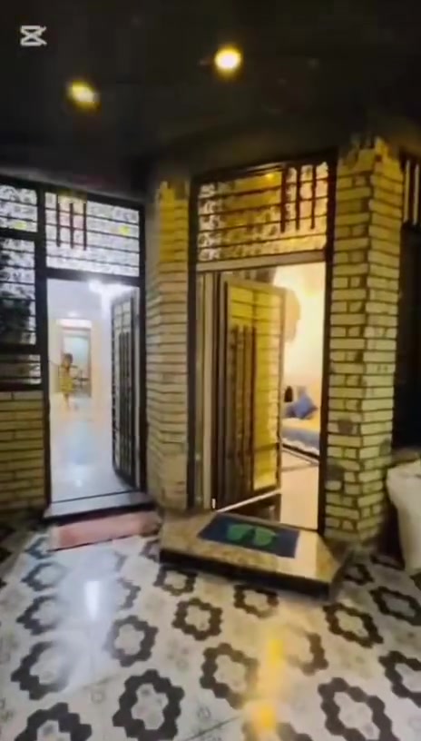 السلام عليكم بيت للبيع او مراوس حسب القناعه   المكان الشعله (الرواد📍) طابو صرف المساحه ١٢٥ متر طابقين ونصف وباقي التفاصيل بالفيديو 
ملاحظه 🔥البيت بناء جديد من كلشي 
اي استفسار اتصل ***********
