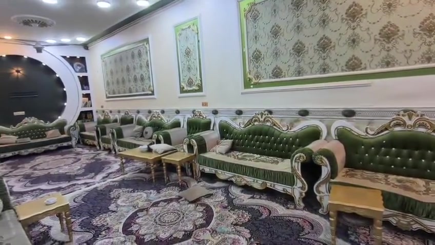 دار البيع المساحه 300 ركن على ثلاث شوارع تجاري شارع الرئيسي 30متر وشوارع الجوانب  10متر   متوفره كافة الخدمات بناء حديث وعلى راقب الاتصال على رقم ***********
