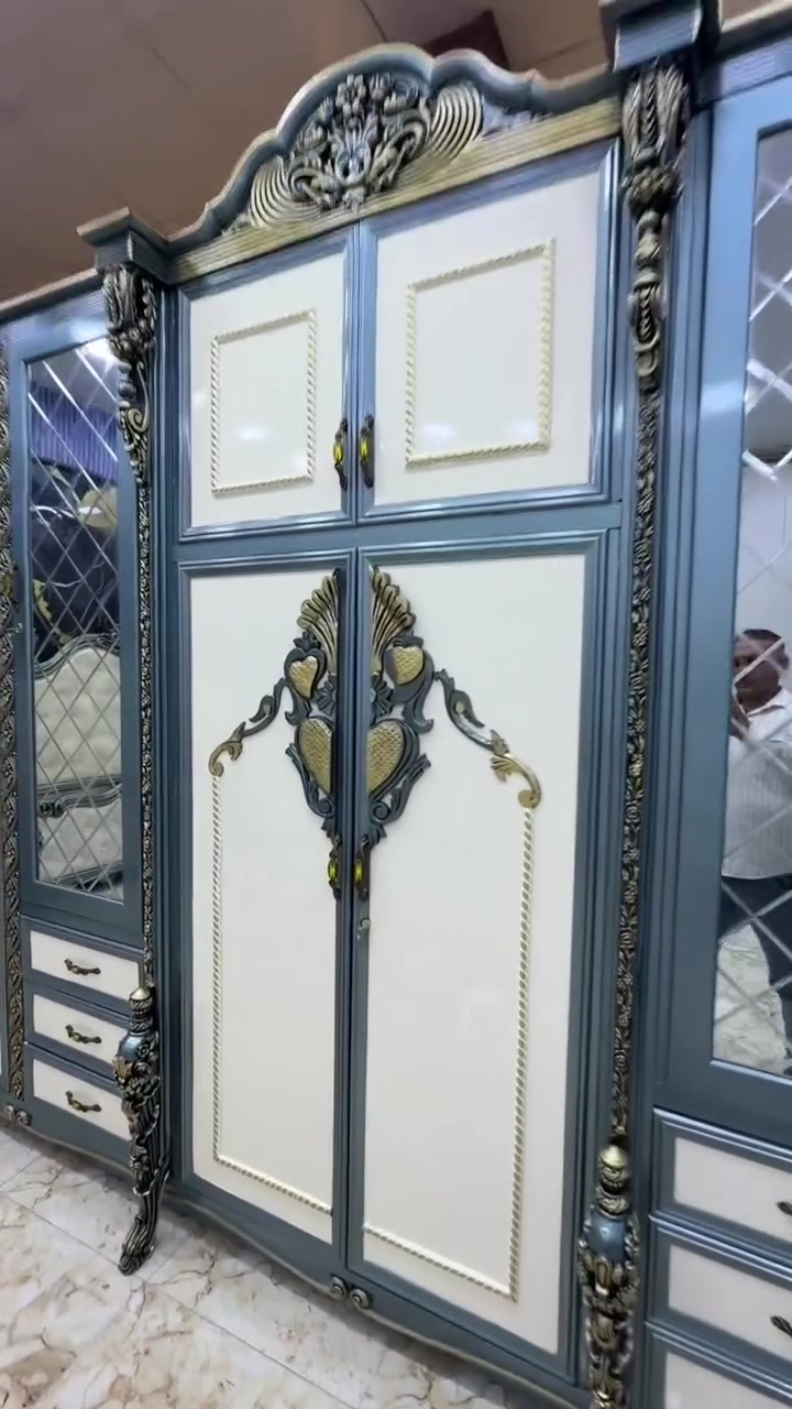 شركة الرسل للاثاث العراقي 
موديل الاميره 

شغل درجة فاخره  شغل حطاطه 

خارج خمسه ملم ام دي اف 

والداخل اربعه ملم صاج طبيعي 

قاعده بلوك صاج 16 ملم 

السقف بلوك صاج 16 ملم 

الهيكل كوله خشب زان ثقيل تارس 

لف الابواب خشب زان اربع سم 

النقوش خشب زان 

الكفاسيج خشب زان 

التوج خشب زان ثقيل جداً 

الضهر چرچوبه شد براغي 

الجام ايطالي درجه فاخره 8 ملم 

ارتفاع الكنتور مترين و 75

طول الكنتور 3امتار و 65

الزاويه 125 

اربع امتار و 80 الكنتور معه الزاويه 

التخت العرض 170 

والطول مترين 

بلوك بورد 

وست ارجل مقمشه 

كل هاي الموصفات الي مذكوره توصلك واذ اي اختلاف الكم حق الرفض 

شركة الرسل للاثاث العراقي 

العنوان محافضة واسط قظاء العزيزية الشارع العام مجاور محطة وقود الدرزي 

خدمة الشد والنقل مجاني إلى جميع محافظات العراق 

***********
***********
