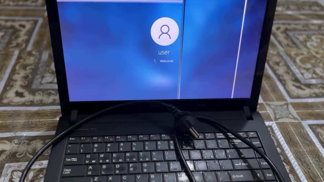 لابتوب gigabyte
المواصفات i7 gen 3 
الكرت مال شاشة gefore gt 630m
ورامات 8 
و hdd 300gb
ما مفتوح بس الشاشة بيها خطوط لانو سديتة قوي بس مياثر على الابتوب  الهارد ضارب شويه بس يعمل عادي و البطاريه تبقه ساعه تمام  والماوس عطلان يرادله ماوس 
وتوصيل موجود مكاني بلشعلة بغداد 
الرقم واتساب فقط و خاص 
***********

