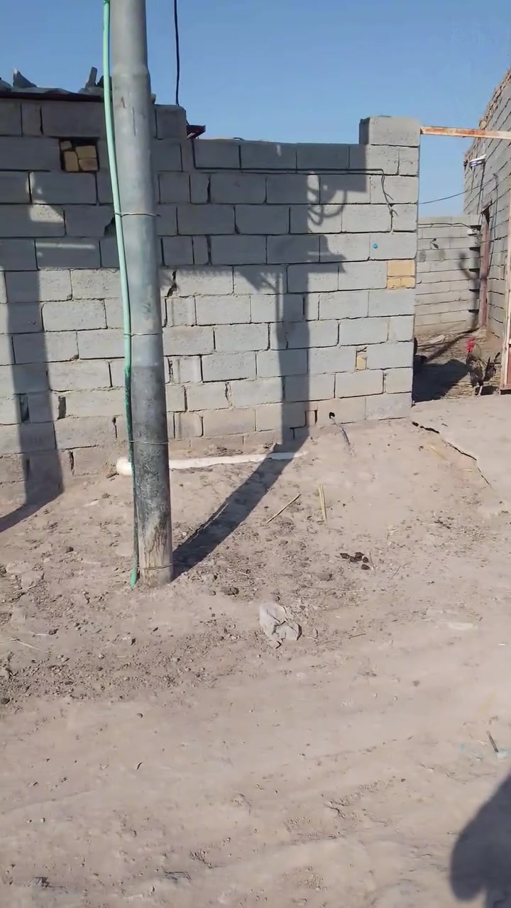 سلام عليكم بيت للبيع مساحه 180غرف 2صاله 4+6مطبخ 3+4حماملت 2بس ديوانية ماكامله مع قطعه مساحه 150مسيجه بيه غرفه وصحيات ركن على شارعين بكاع راجي ب شارع رئيسي مقابيل مدرسه مال ال حامي ال شمال ماي كهرباء مع بيت تريد البيت هم للبيع ***********
