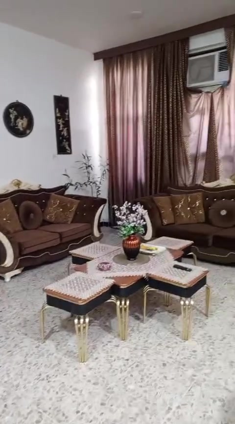 سلام عليكم يوجد بيت للبيع مساحه 250 متر يحتوي على 2غرف نوم واستقبال ومطبخ وحولي وصحيات علمأ ان البيت بناء طابوك  طابو زراعي سند25 العنوان بغداد الراشديه قرب البحيرة الاتصال على الرقم ***********
